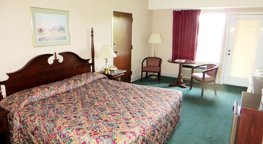 room in Mountain Melodies hotel in Pigeon Forge